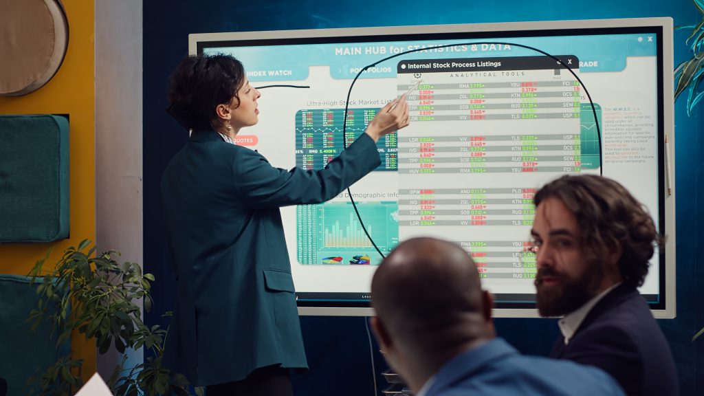 Business simulation for strategic decision making with cross-functional KPI feedback